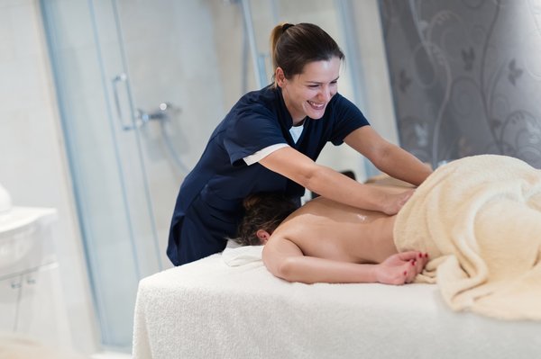 Explorez les bienfaits du massage nu pour revitaliser vos sens